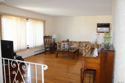 2420 Spruce St, Seaford, NY 11783-2925