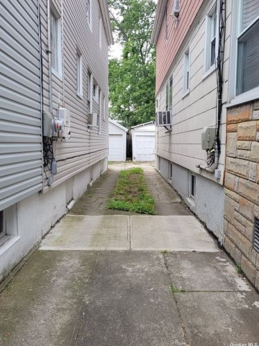 91-56 90th St, Jamaica, NY 11421-1329