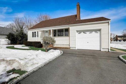 557 Nicolls Rd, Deer Park, NY 11729-3211