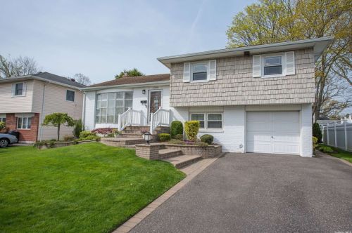 1336 Holiday Park Dr, North Wantagh, NY 11793-2538