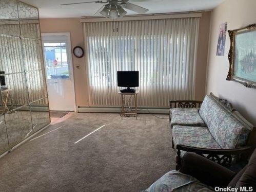 1005 Broome Ave, North Lindenhurst, NY 11757-2106