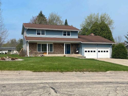 512 Woodview Ln, Dodgeville, WI 53533-1936