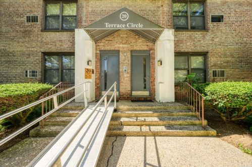 20 Terrace Cir, Great Neck, NY 11021-4182