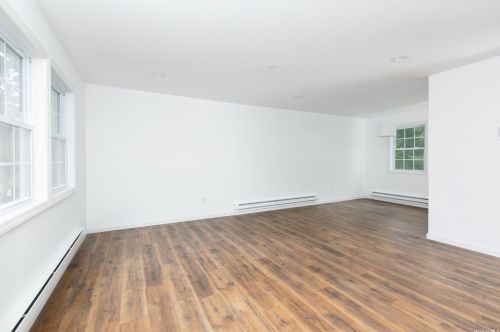 12 Pine St, Wheatley Heights, NY 11798-4016