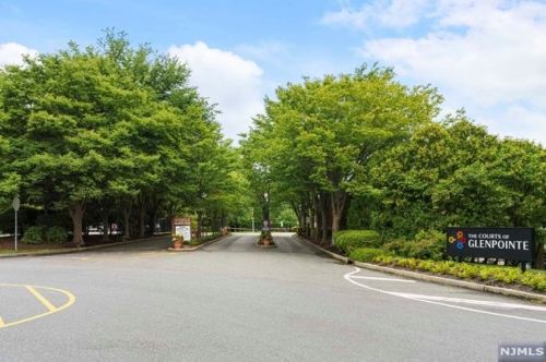 6 Millay Ct, Teaneck, NJ 07666-6465