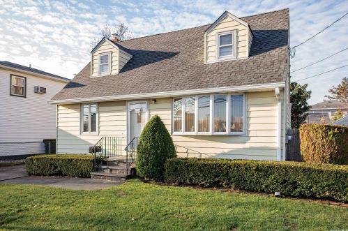 83 Ellison Ave, Westbury, NY 11590-4212