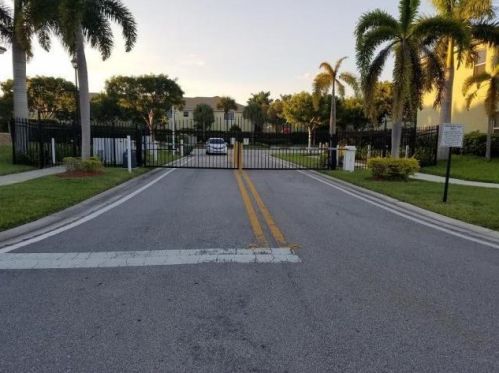 662 Perdido Heights Dr, West Palm Beach, FL 33413-1095