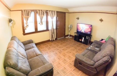3322 Mitchell St, Milwaukee, WI 53215-1845
