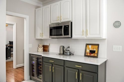 2 Bluff Ridge Ct, Greensboro NC  27455-2298 exterior