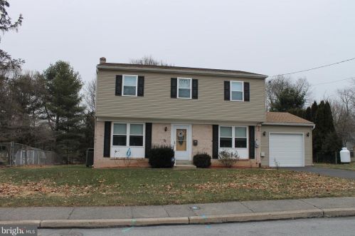 34 Young Ave, Coopersburg, PA 18036-1934