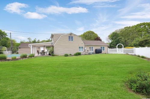 6 Hayuta Ct, Holtsville NY  11742-1206 exterior