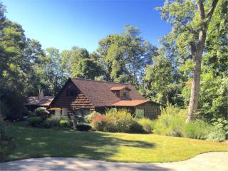 9 Northwood Ct, Woodbury, NY 11797-1405