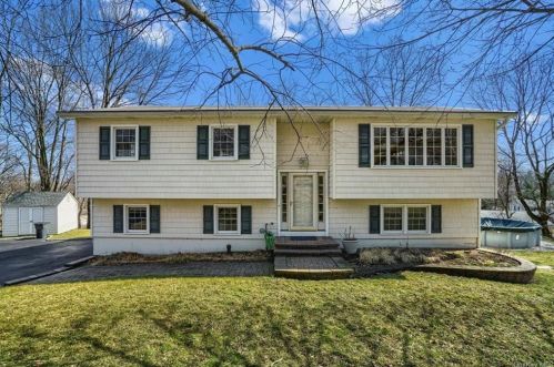 6 Phyllis Cir, Garnerville, NY 10923-1015