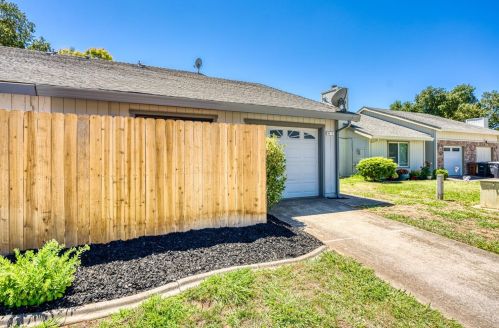 9414 Aizenberg Cir, Elk Grove, CA 95624-1661