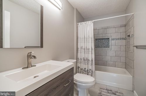 33 Scherer Ct, Trenton NJ  08648-2649 exterior