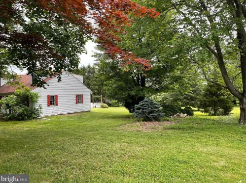 725 New Rd, Southampton, PA 18966-1043