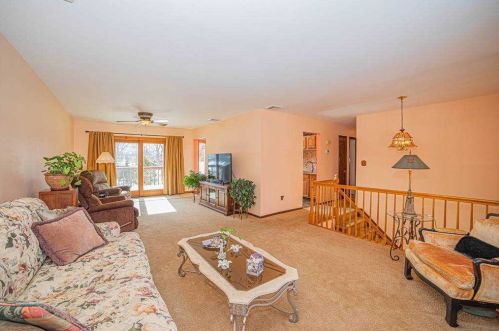 38 Union Pl, Islip Manor, NY 11751-4714