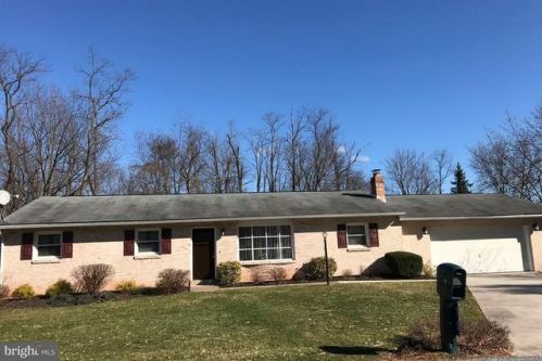 15 Locust Cir, Etters, PA 17319-9711