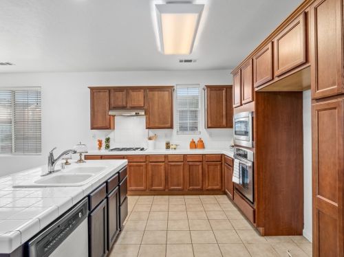 4478 Artemisa Dr, Fresno CA  93722-6450 exterior