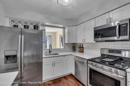 17 Oak Mews Ct, Tinton Falls, NJ 07712-7274
