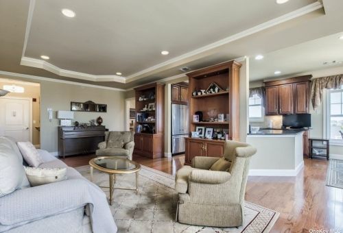 131 Roosevelt Way, Westbury NY  11590-6668 exterior