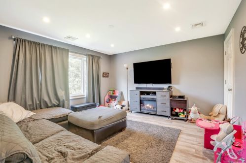 312 37th St, North Lindenhurst NY  11757-2607 exterior