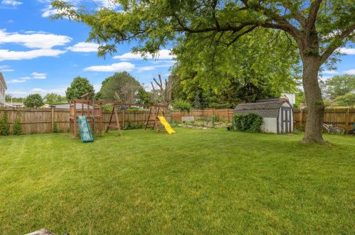 402 Hartridge Dr, Chenequa WI  53029-2406 exterior