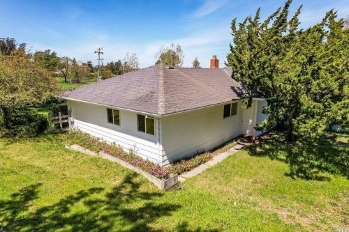 5625 Henning Rd, Sebastopol CA  95472-6332 exterior