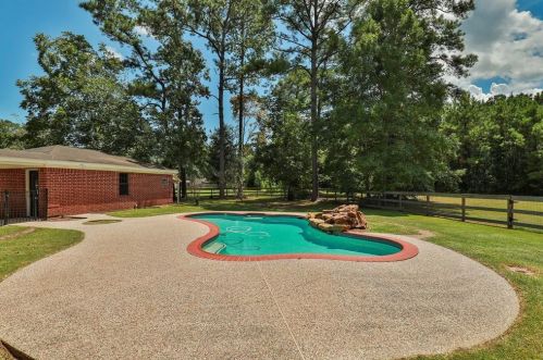 110 Pine Place St, Mont Belvieu TX  exterior
