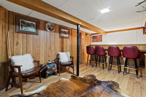 6240 Kinnickinnic Riv Pkwy, Milwaukee WI 53219-3010 exterior