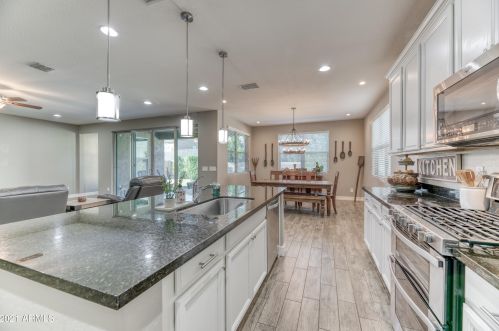 2922 Amber Sun Dr, Phoenix AZ 85085 exterior