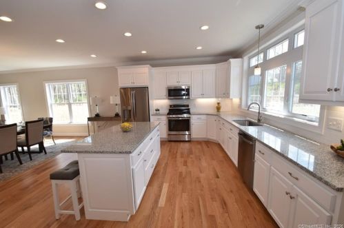 170 Castle Hl, Manchester, CT 06040-5656