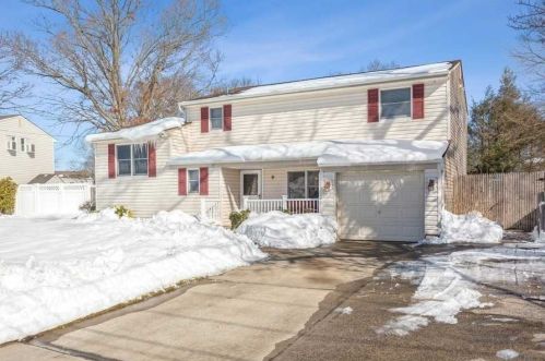 9 Wilson St, South Setauket, NY 11720-1447