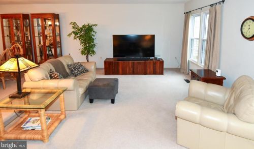 7833 Painted Daisy Dr, Springfield VA  22152-3850 exterior
