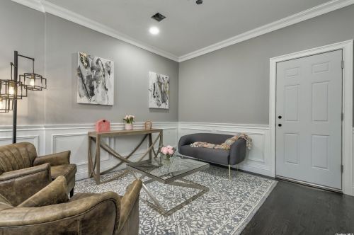 15 Mead Ln, Westbury NY  11590-6303 exterior
