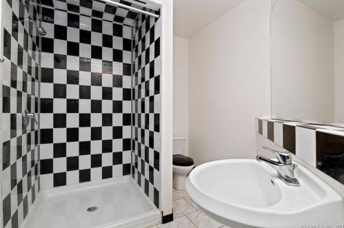 15 Sky Line Dr, Bridgeport CT  06612-1057 exterior