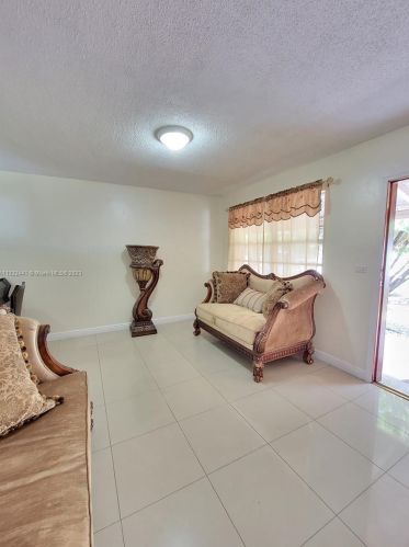 17 Suffolk Ave, Hialeah FL  33010-5035 exterior