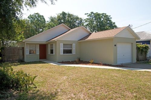 818 Rockingham Ave, Tavares, FL 32778-2438