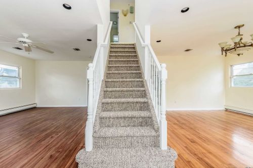 9 Virginia Ave, Hicksville, NY 11803-3409