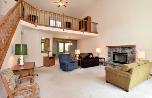 5000 Desoto Ln, Waukesha, WI 53151-7665