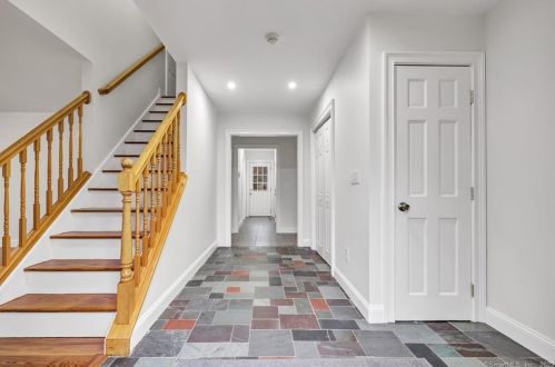 9 Rocky Hill Rd, Bridgeport, CT 06611-4829