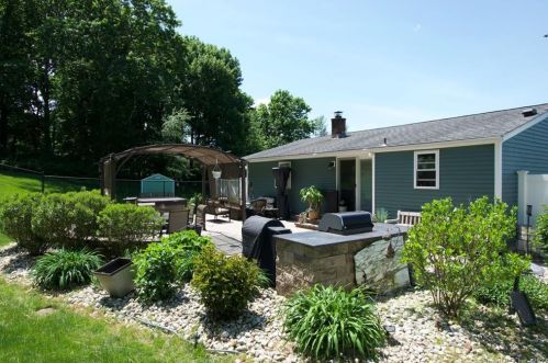 59 Carriage Dr, Wallingford CT 06492-3111 exterior