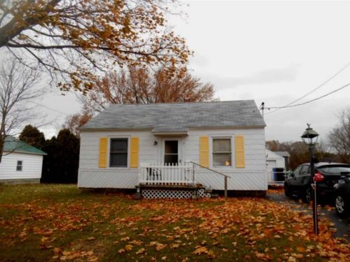 3 Washington St, Massena Center, NY 13662-1206