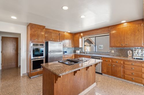 1999 Edgehill Ct, San Leandro CA  94577-6302 exterior