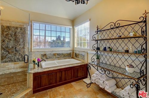 5100 Noble Ave, Van Nuys CA 91402-4509 exterior