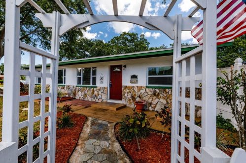 8699 52nd St, Pinellas Park, FL 33782-5317