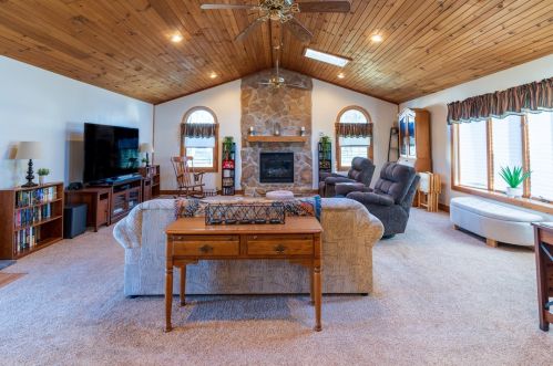 3038 Maplewood Dr, Hermitage, PA 16150-9252