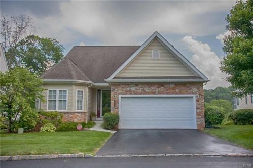 5046 Valley Stream Ln, Macungie, PA 18062-8887