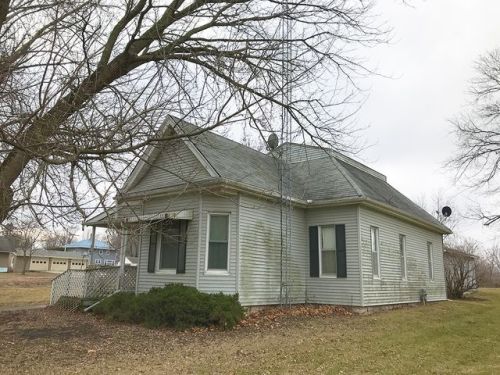 303 Waugh St, Farson, IA 52563-9423