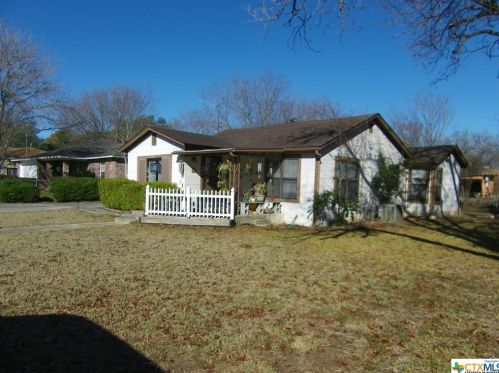 954 Zunker St, Seguin, TX 78155-6235